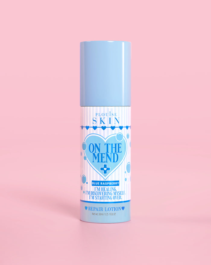 Blaue Flasche P.Louise On The Mend Barriere-Reparaturlotion in blauer Himbeere