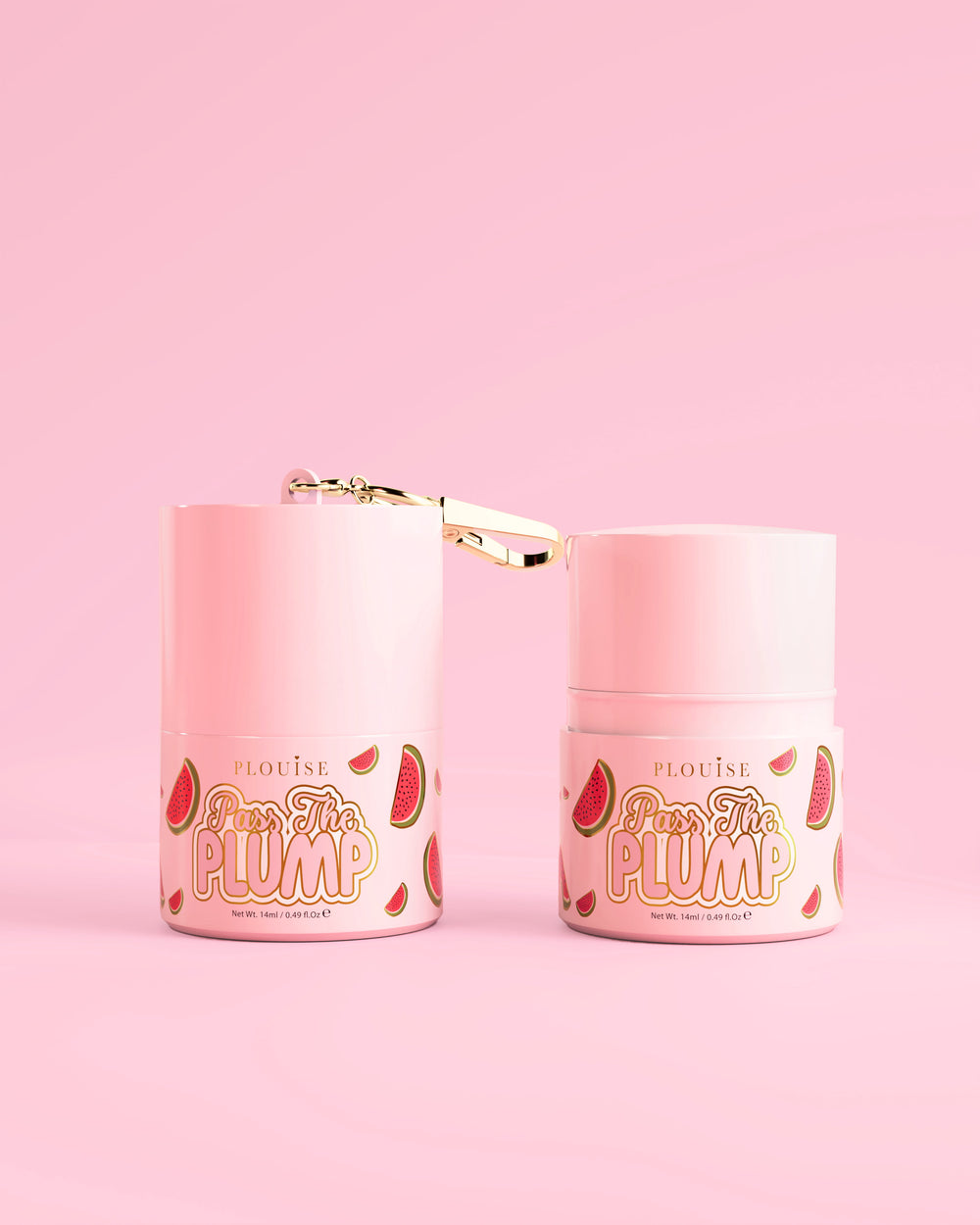 Zwei rosa Gläser P.Louise Pass The Plump Lip Treatment mit Wassermelonen-Design auf rosa Hintergrund