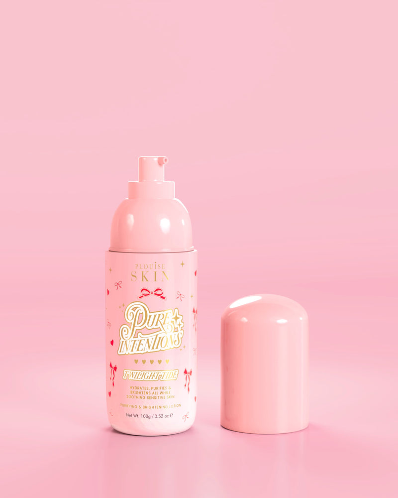 Rosa Flasche P.Louise Pure Intentions Purify & Brightening Lotion mit roten Schleifenmustern vor rosa Hintergrund