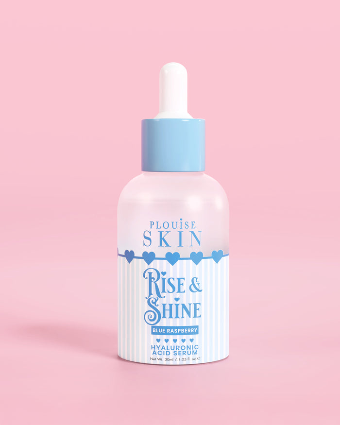 Blau-weiße Flasche PLouise Rise and Shine Hyaluronic Serum in blauer Himbeere