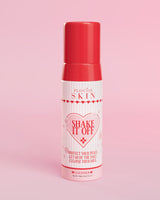 Eine Pumpflasche P.Louise Shake It Off Foaming Face Cleanser vor einem rosa Hintergrund, mit Produktinformationen und Markenzeichen auf der Flasche.