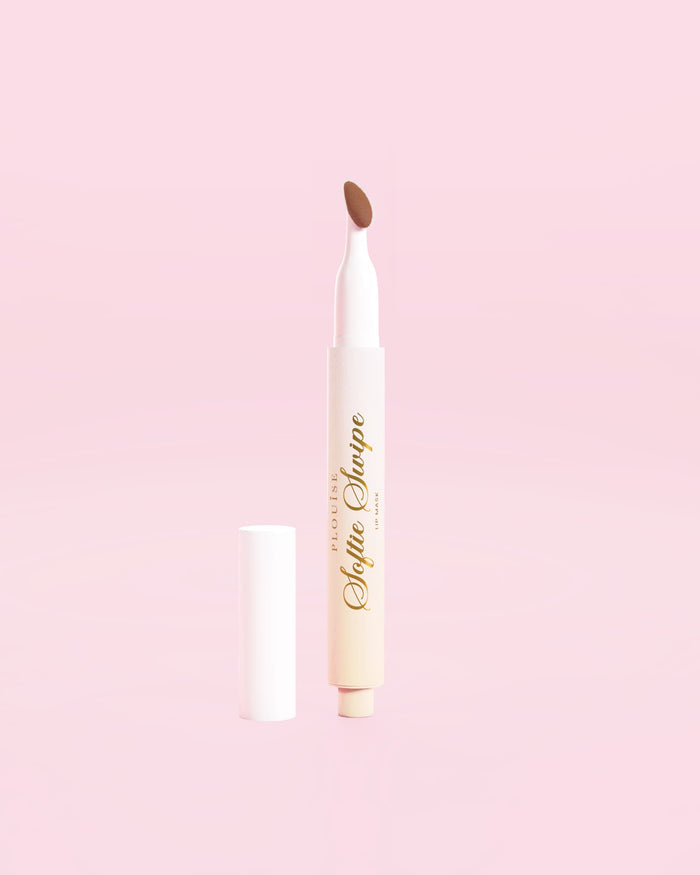 Ein Bild einer P.Louise Softie Swipe Tinted Lip Mask in Soft Launch vor einem rosa Hintergrund