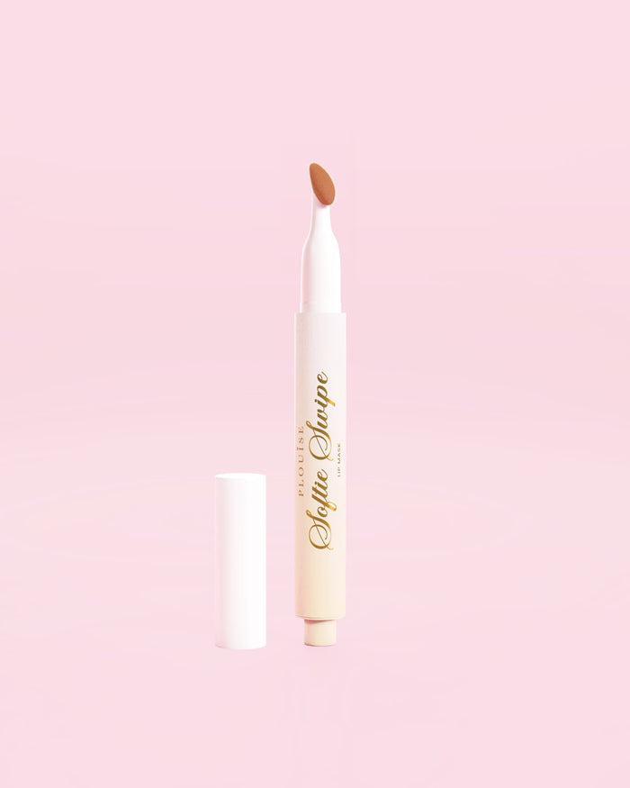 Ein Bild zeigt eine P.Louise Softie Swipe Tinted Lip Mask im Farbton Snuggle Up