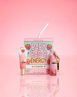 P.Louise Strawberry Baby Bad B Mini Lip Oil & Mini Lip Conditioner auf rosa Hintergrund