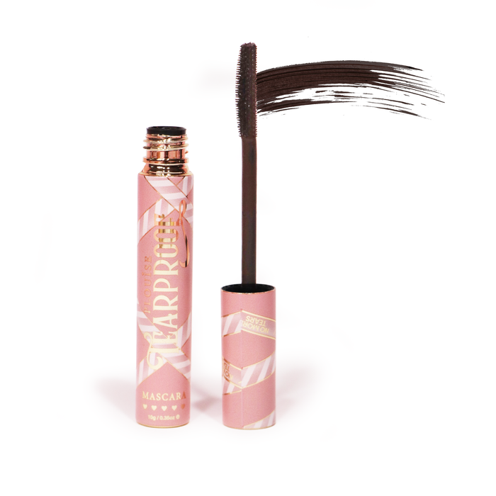 Die P. Louise Tearproof Mascara in sanftem Braun auf weißem Hintergrund