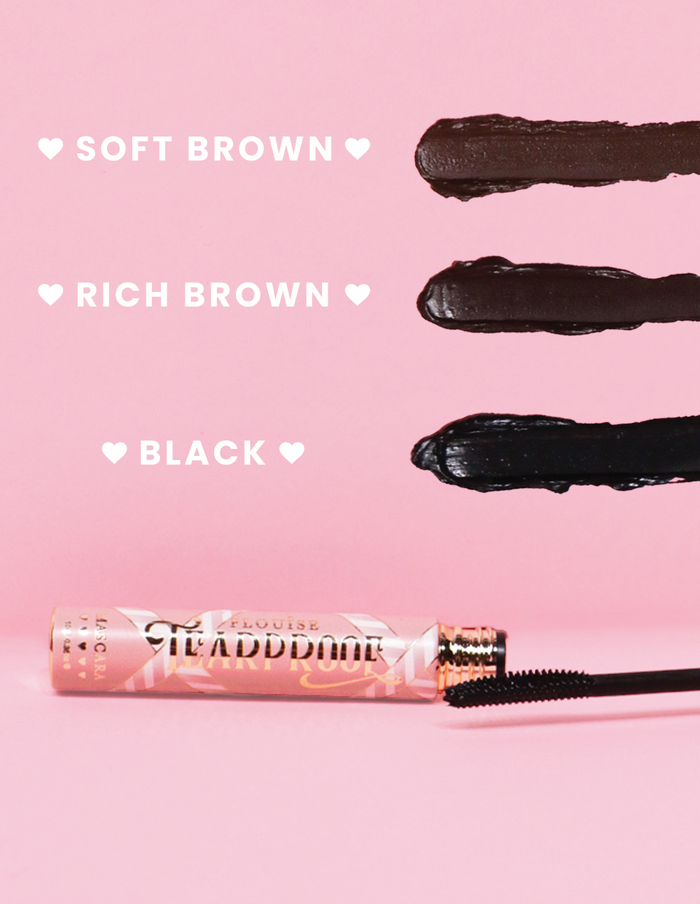 Die P. Louise Tearproof Mascara ist in drei verschiedenen Farbtönen erhältlich, mit Texten zu den einzelnen Farbtönen auf einem rosa Hintergrund