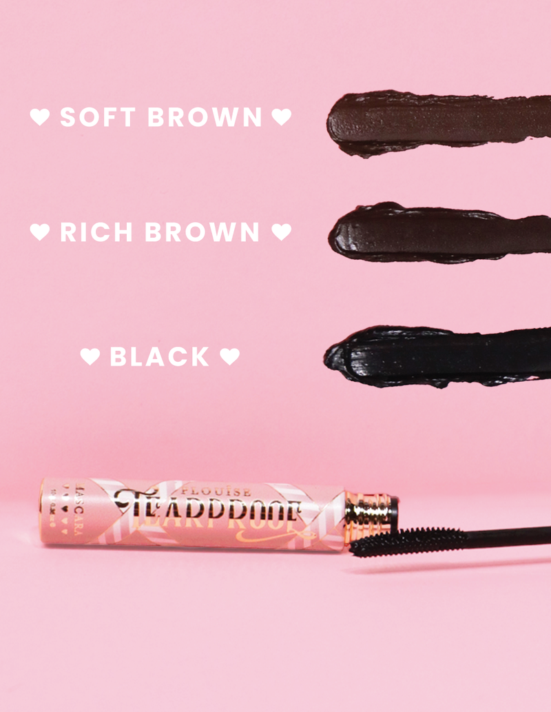 Die P. Louise Tearproof Mascara ist in drei verschiedenen Farbtönen erhältlich, mit Texten zu den einzelnen Farbtönen auf einem rosa Hintergrund