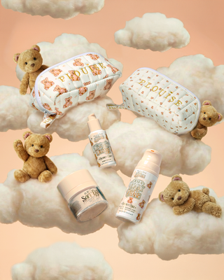 Ein Bild von P.Louise The Softest Touch Skincare Starter Kit, umgeben von flauschigen Wolken und Teddybären