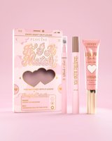 Das kosmetische Augenbrauenset „It's A Match“ enthält den P.Louise Signature Blend Pen, den Blade & Fade Brow Pencil und den Brow Balm, verpackt in pink- und goldfarbenen Boxen mit Herzmotiven.