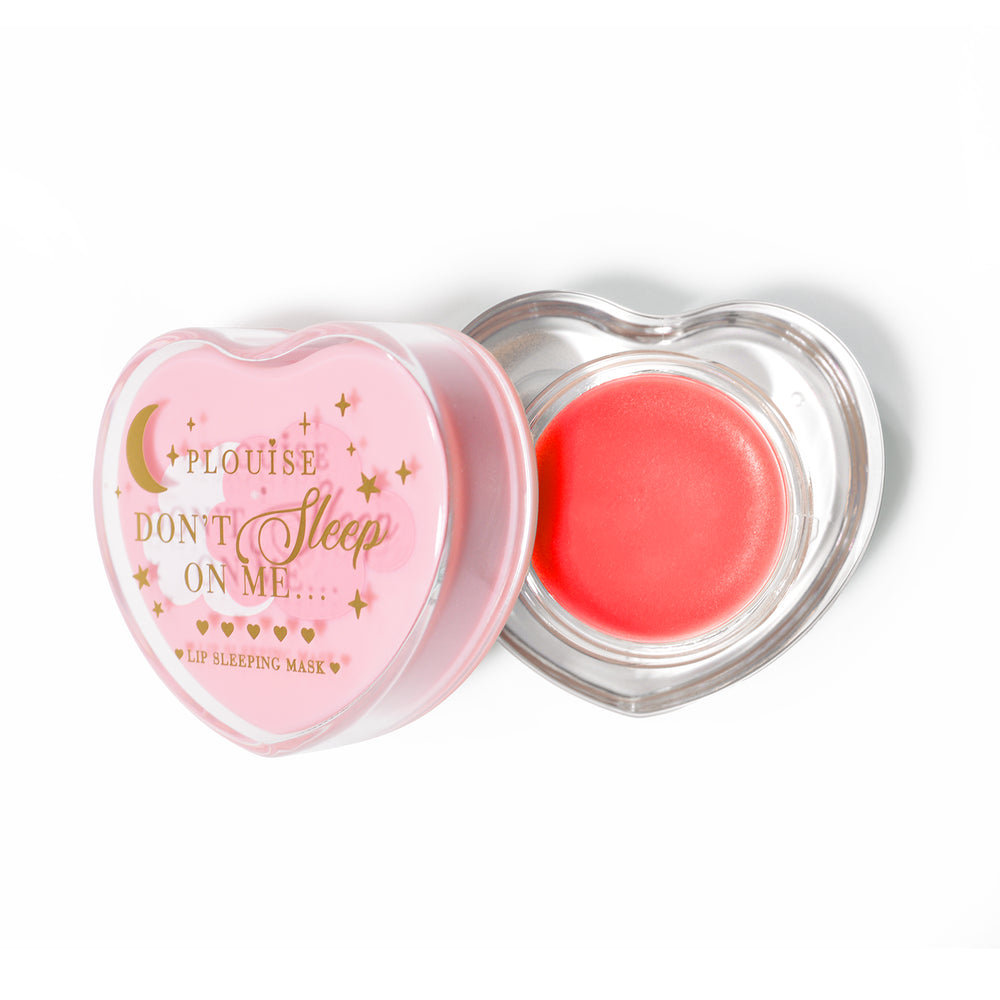 Rosa herzförmige Lippenschlafmaske mit abgenommenem Deckel auf weißem Hintergrund