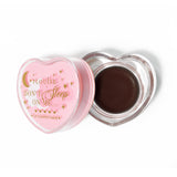 Rosa herzförmige Lippenschlafmaske mit abgenommenem Deckel auf weißem Hintergrund