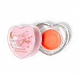 Rosa herzförmige Lippenschlafmaske mit abgenommenem Deckel auf weißem Hintergrund