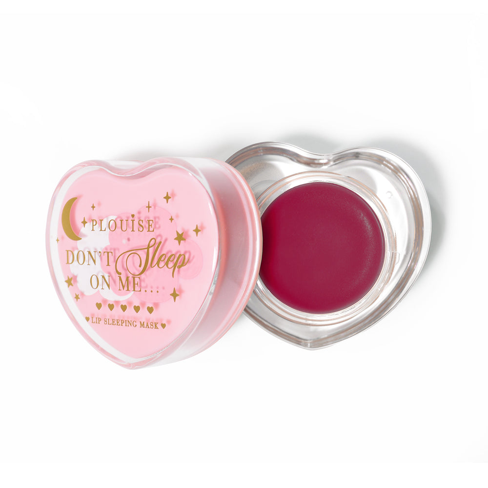 Rosa herzförmige Lippenschlafmaske mit abgenommenem Deckel auf weißem Hintergrund