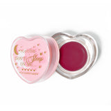 Rosa herzförmige Lippenschlafmaske mit abgenommenem Deckel auf weißem Hintergrund