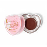 Rosa herzförmige Lippenschlafmaske mit abgenommenem Deckel auf weißem Hintergrund