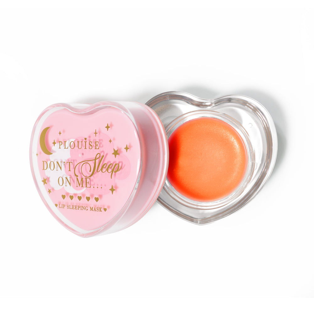 Rosa herzförmige Lippenschlafmaske mit abgenommenem Deckel auf weißem Hintergrund