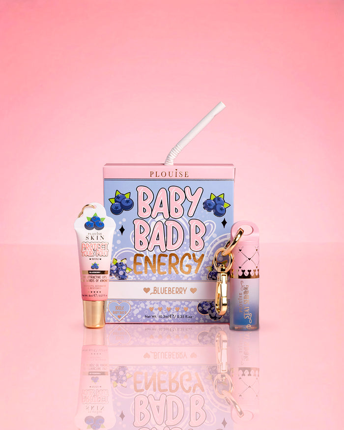 P.Louise Blueberry Baby Bad B Energy Mini Lip Conditioner und Lip Oil Duo auf rosa Hintergrund