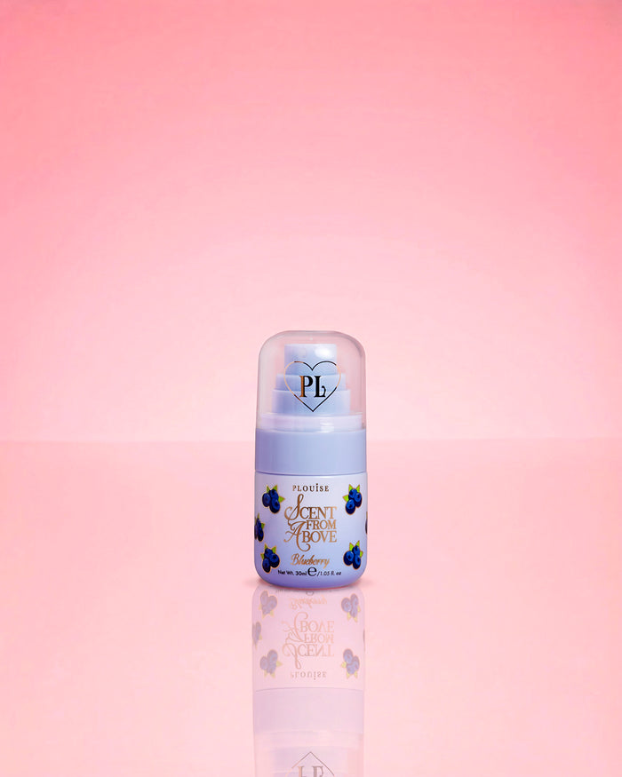 P.Louise Blueberry Mini Scent From Above Body Mist auf rosa Hintergrund