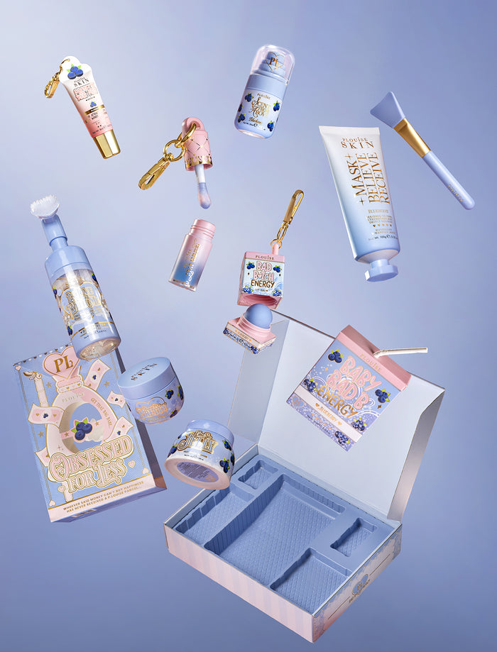 P.Louise Obsessed For Bad Bitch Blueberry-Produkte schweben auf einem blauen Hintergrund