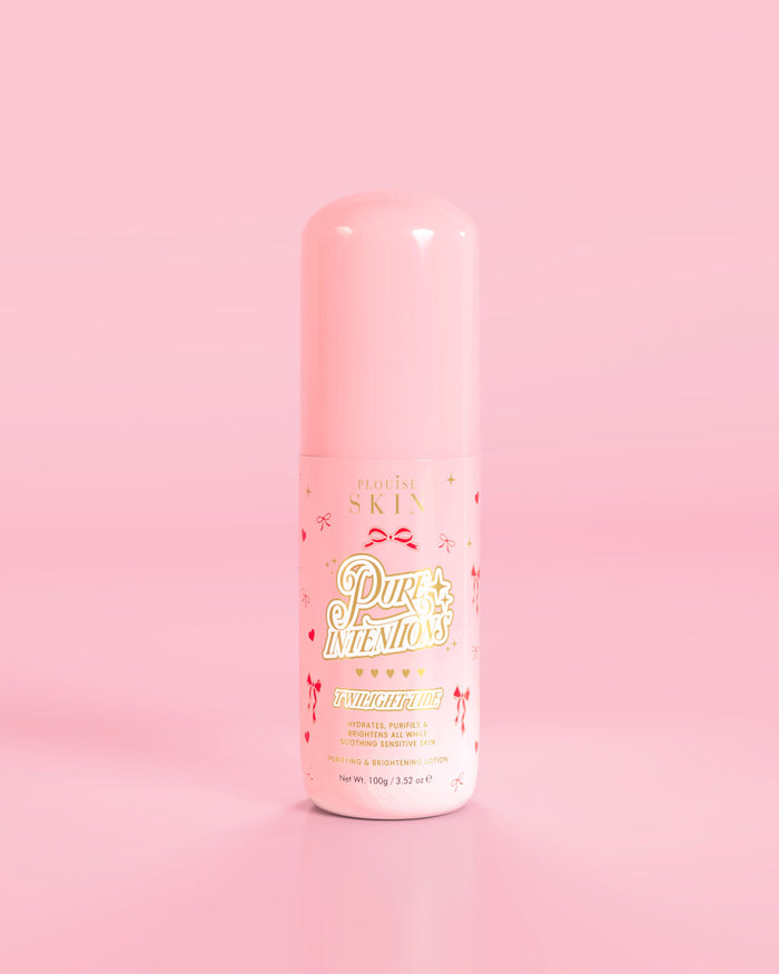 Rosa Flasche P.Louise Pure Intentions Purify & Brightening Lotion mit roten Schleifenmustern vor rosa Hintergrund