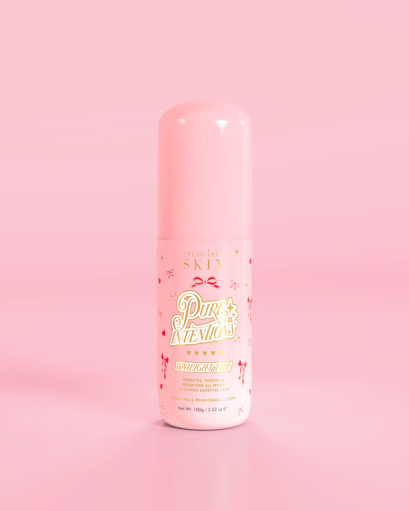 Rosa Flasche P.Louise Pure Intentions Purify & Brightening Lotion mit roten Schleifenmustern vor rosa Hintergrund