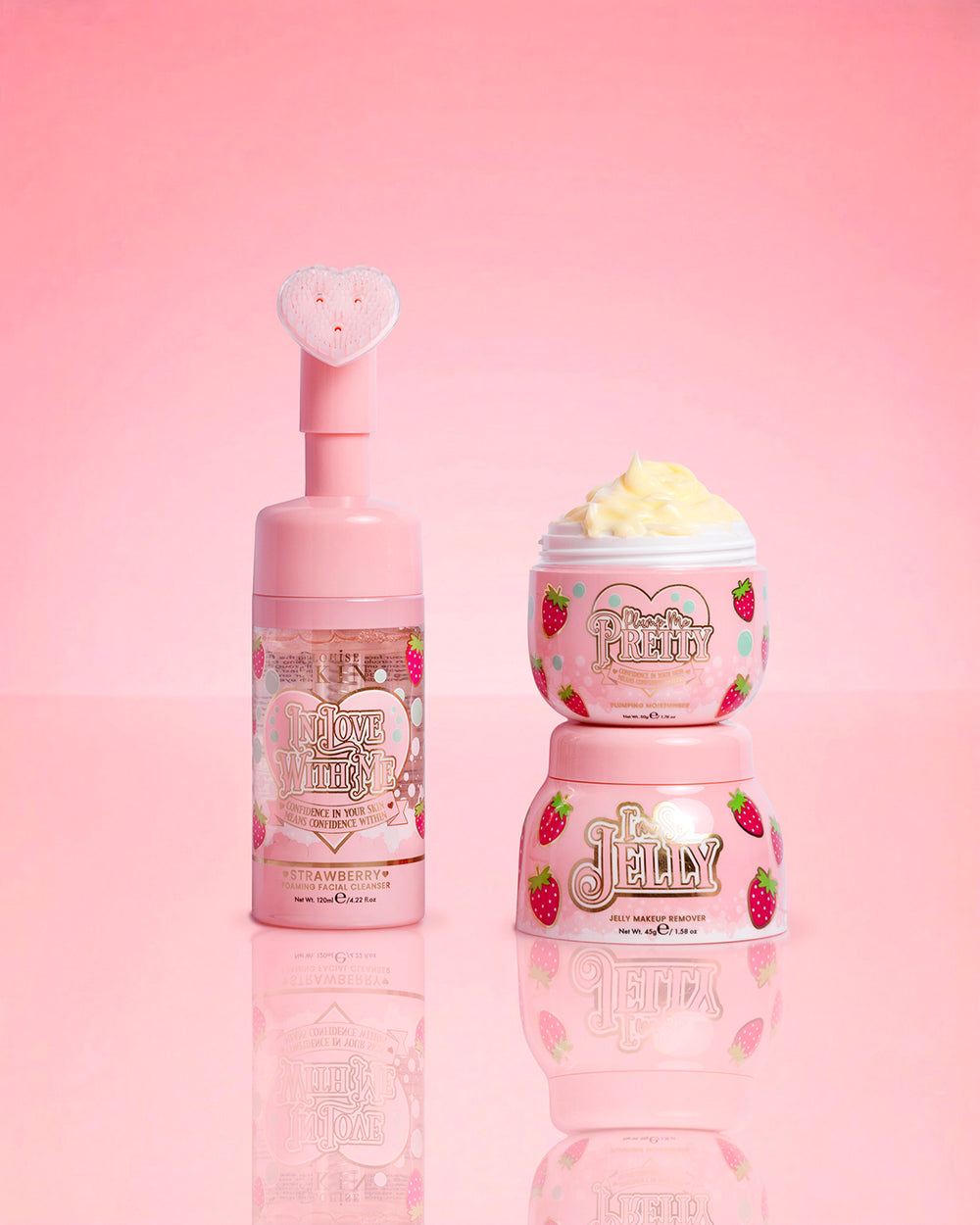 P.Louise Strawberry Obsessed For Less Produkte auf rosa Hintergrund