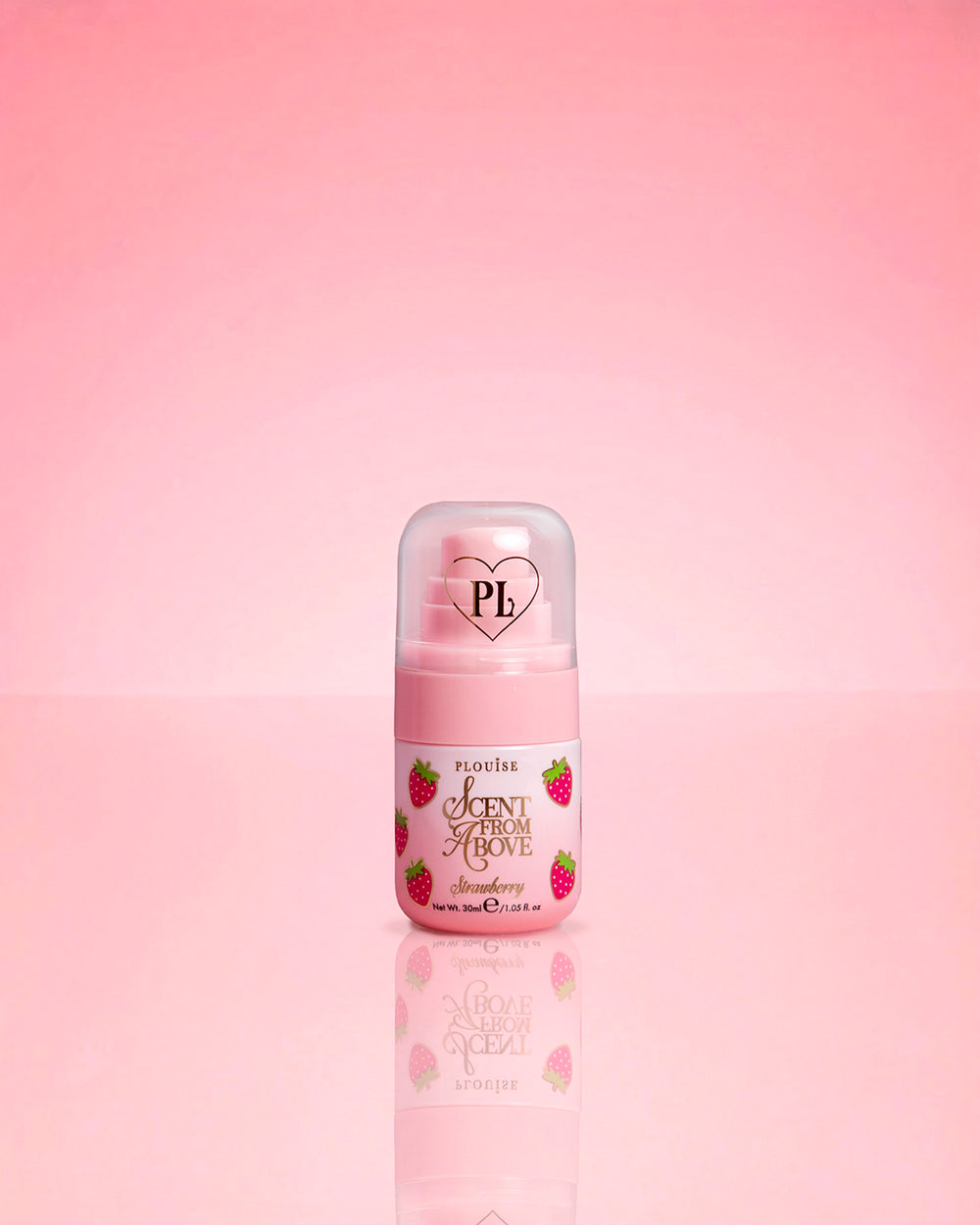 P.Louise Mini Strawberry Hair & Body Mist Scent From Above auf rosa Hintergrund