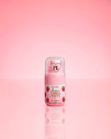 P.Louise Mini Strawberry Hair & Body Mist Scent From Above auf rosa Hintergrund