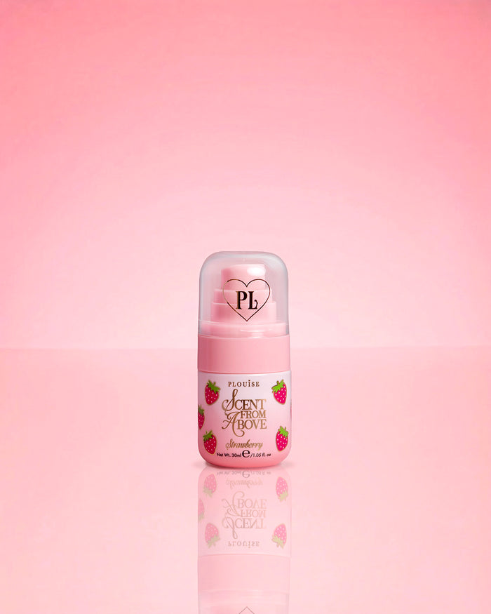 P.Louise Mini Strawberry Hair & Body Mist Scent From Above auf rosa Hintergrund