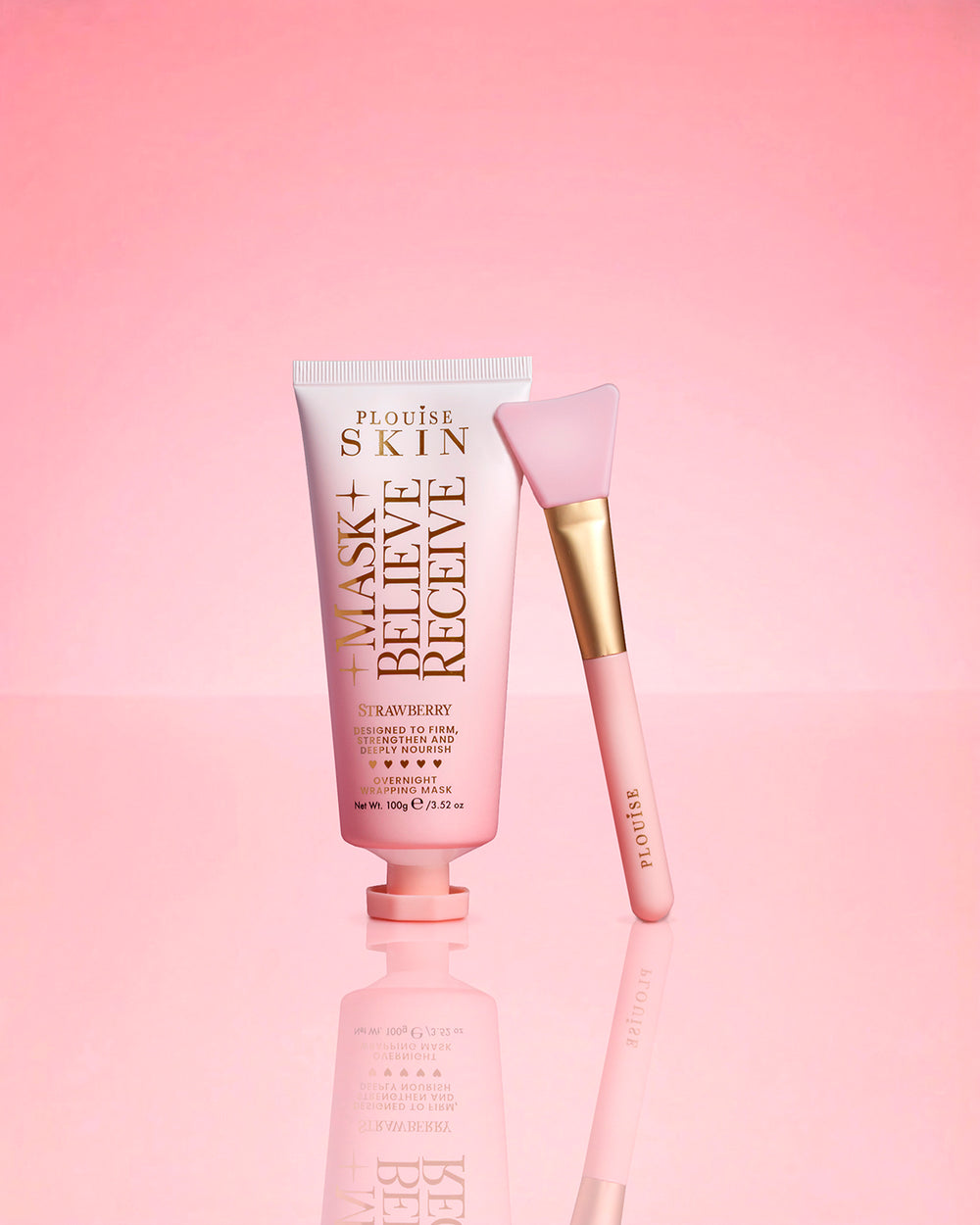 P.Louise Strawberry Overnight Wrapping Mask Mask Believe Receive auf rosa Hintergrund