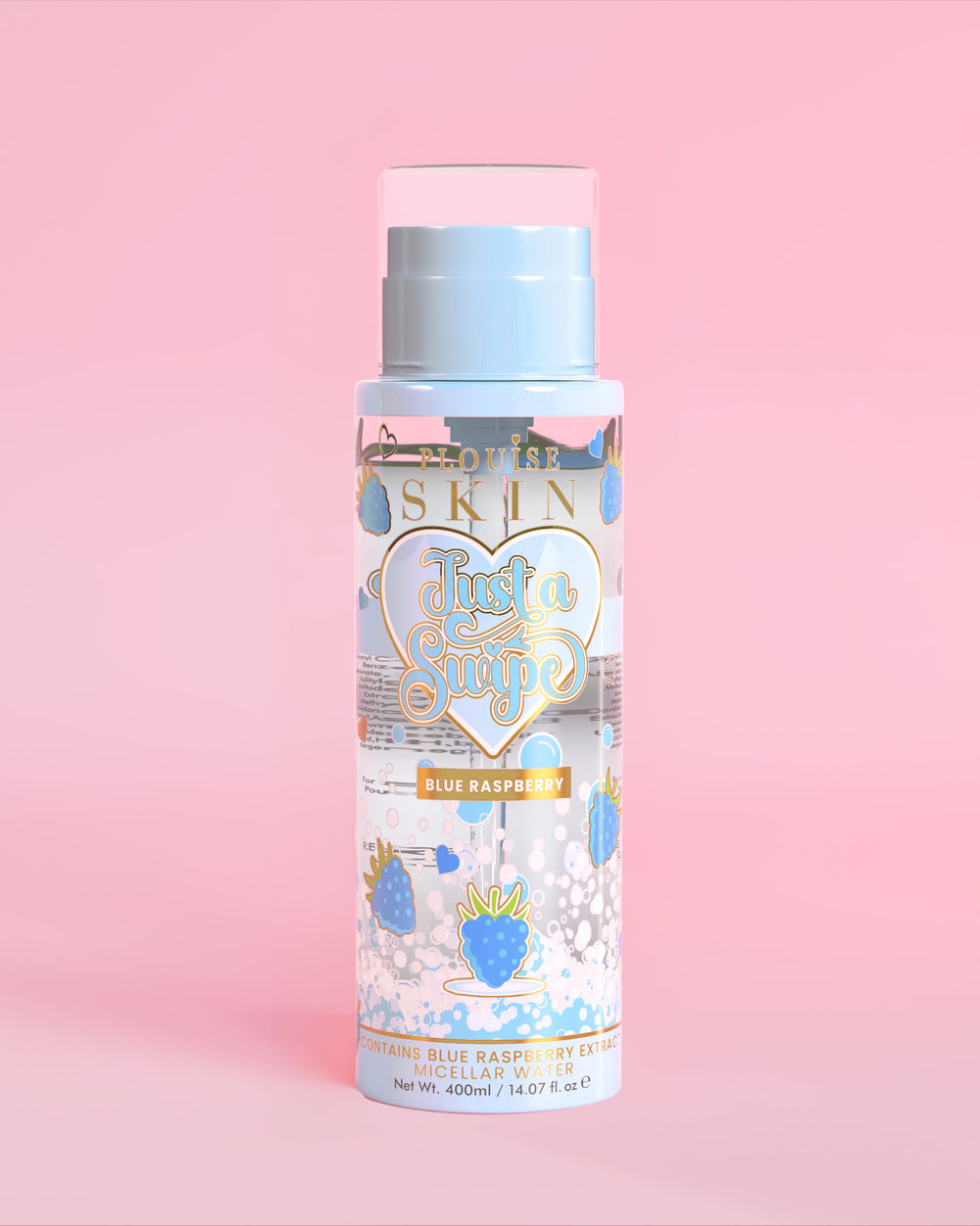 P. Louise Just A Swipe: Mizellenwasser mit blauem Himbeerduft und blauen Himbeermotiven auf der Flasche auf hellrosa Hintergrund