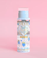 P. Louise Just A Swipe: Mizellenwasser mit blauem Himbeerduft und blauen Himbeermotiven auf der Flasche auf hellrosa Hintergrund