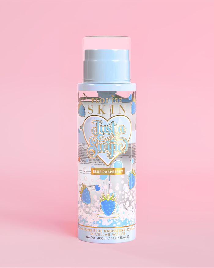 P. Louise Just A Swipe: Mizellenwasser mit blauem Himbeerduft und blauen Himbeermotiven auf der Flasche auf hellrosa Hintergrund