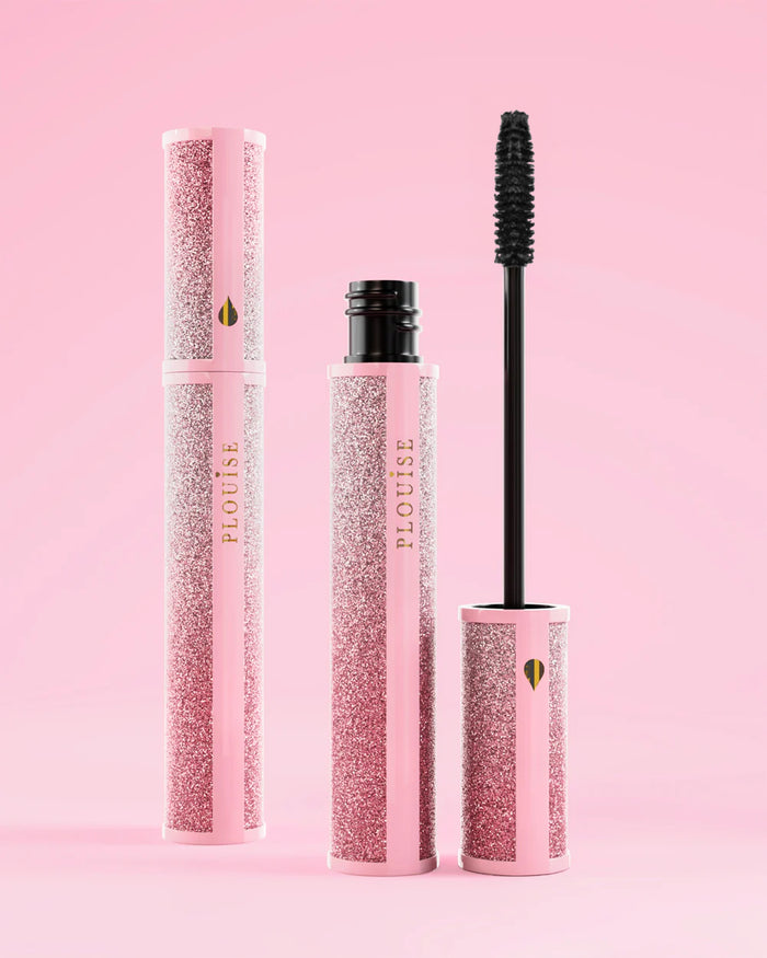 P.Louise Cry Baby Mascara mit glitzernder Hülle auf rosa Hintergrund