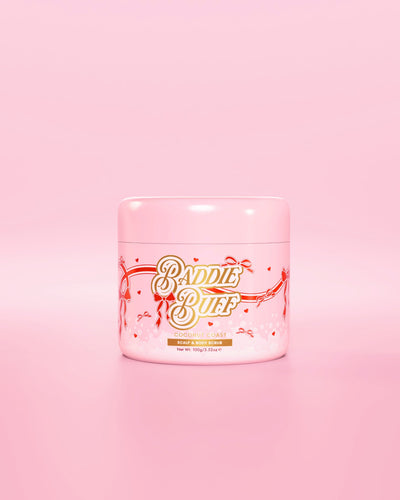Eine rosa P.Louise-Wanne oder ein Baddie Buff Scalp and Body Sugar Scrub in Coconut Coast