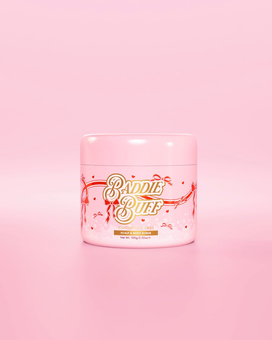Eine rosa P.Louise-Wanne oder ein Baddie Buff Scalp and Body Sugar Scrub in Coconut Coast