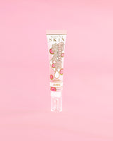 Tube P. Louise Dose Of Dreams Vitamin C Brightening Eye Cream auf rosa Hintergrund