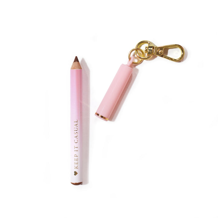 Rosa P.Louise Mini-Schlüsselanhänger-Lipliner mit „Keep It Casual“-Branding auf hellrosa Hintergrund