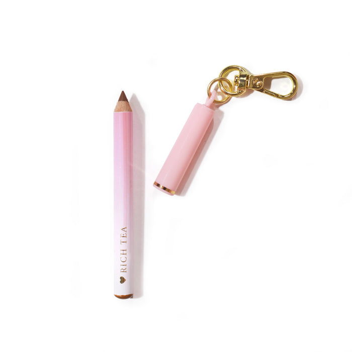 Rosa P.Louise Mini-Schlüsselanhänger-Lipliner mit „Rich Teal“-Branding auf hellrosa Hintergrund