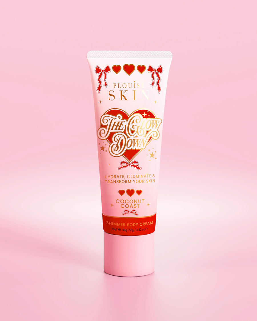 Rosafarbene Tube schimmernde Körpercreme „The Glow Down“ von P.Louise mit Kokosnussküstenduft vor rosa Hintergrund