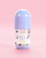 Flasche P. Louise Clear The Air Blueberry Gel Cleanser auf rosa Hintergrund
