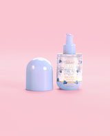 Flasche P. Louise Clear The Air Blueberry Gel Cleanser mit abgenommener Kappe auf rosa Hintergrund