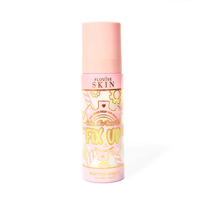 Rosa Flasche P. Louise Fix Up Mattifying Setting Spray mit rosa und gelbem Zahnraddesign auf der Flasche vor weißem Hintergrund