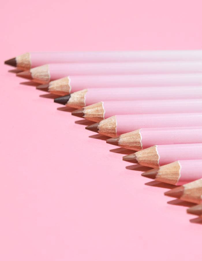 Ein Bild der P.Louise Ultimate Definition Sharpenable Lip Liner in einer geneigten Reihe, die die Liner-Spitzen zeigt