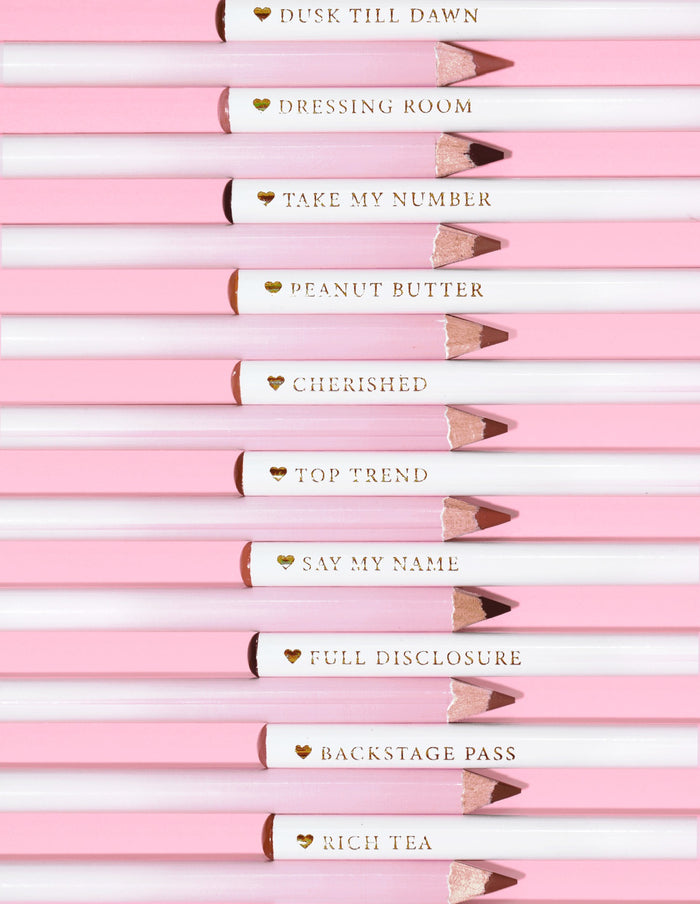 Ein Bild der P.Louise Ultimate Definition Sharpenable Lip Liners in einer Reihe mit der Unterseite und dem Namen der einzelnen Farbtöne auf dem Stift