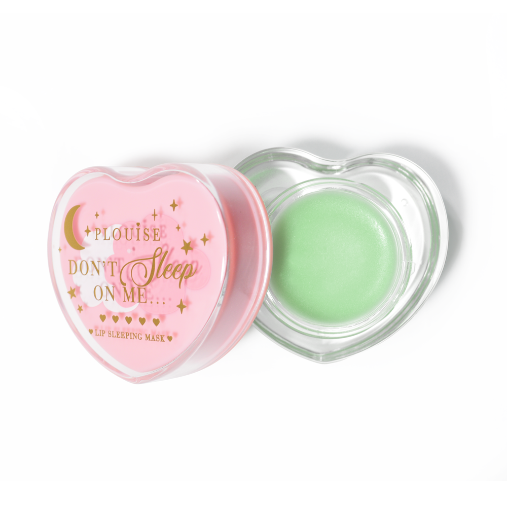 Rosa herzförmige Lippenschlafmaske mit abgenommenem Deckel auf weißem Hintergrund