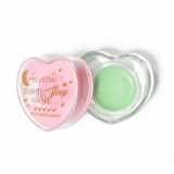 Rosa herzförmige Lippenschlafmaske mit abgenommenem Deckel auf weißem Hintergrund