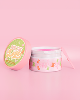 Rosa Behälter mit Bonbonbär-Design auf rosa Hintergrund