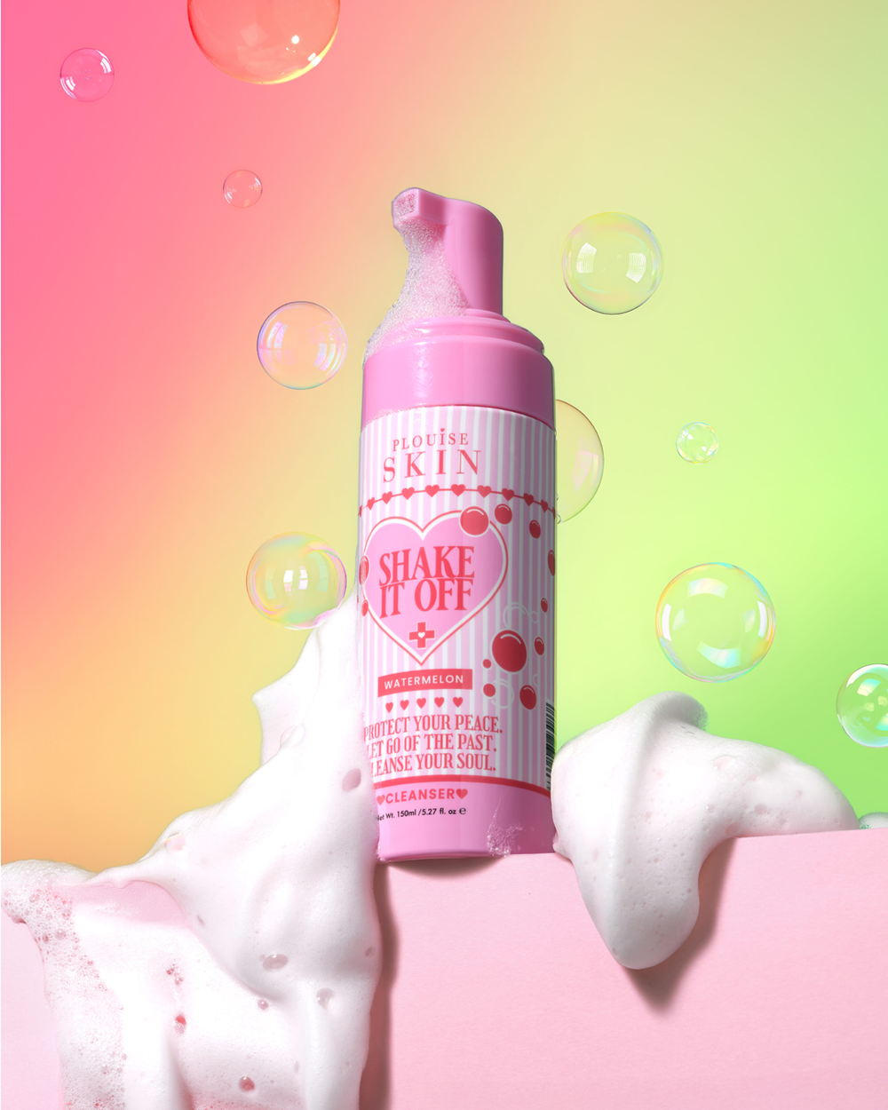 Rosa schäumende Flasche P.Louise Shake It Off Face Cleanserv mit Herzdesign auf buntem Hintergrund mit Blasen