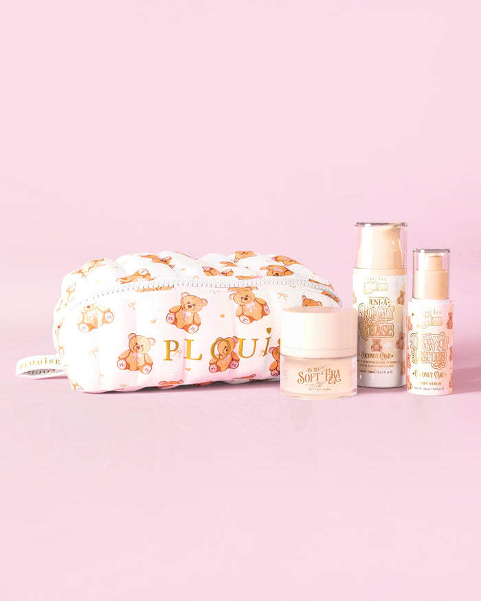 Ein Bild des P.Louise Softest Touch Hautpflege-Starterkits mit einer Hautpflege- und Make-up-Tasche mit großem Teddybär-Aufdruck und drei Hautpflegeprodukten vor einem rosa Hintergrund